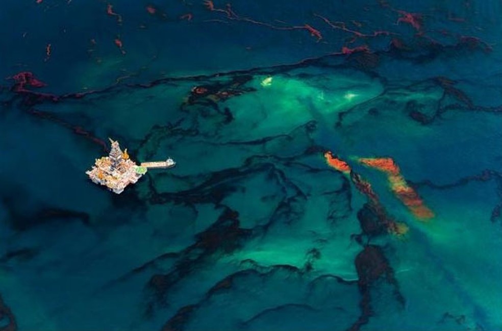 Em sua série 'Vazamento', Daniel Beltrá focou em cenas do derramamento de petróleo após o acidente com a plataforma Deepwater Horizon, no Golfo do México — Foto: Daniel Beltrá/Prix Pictet