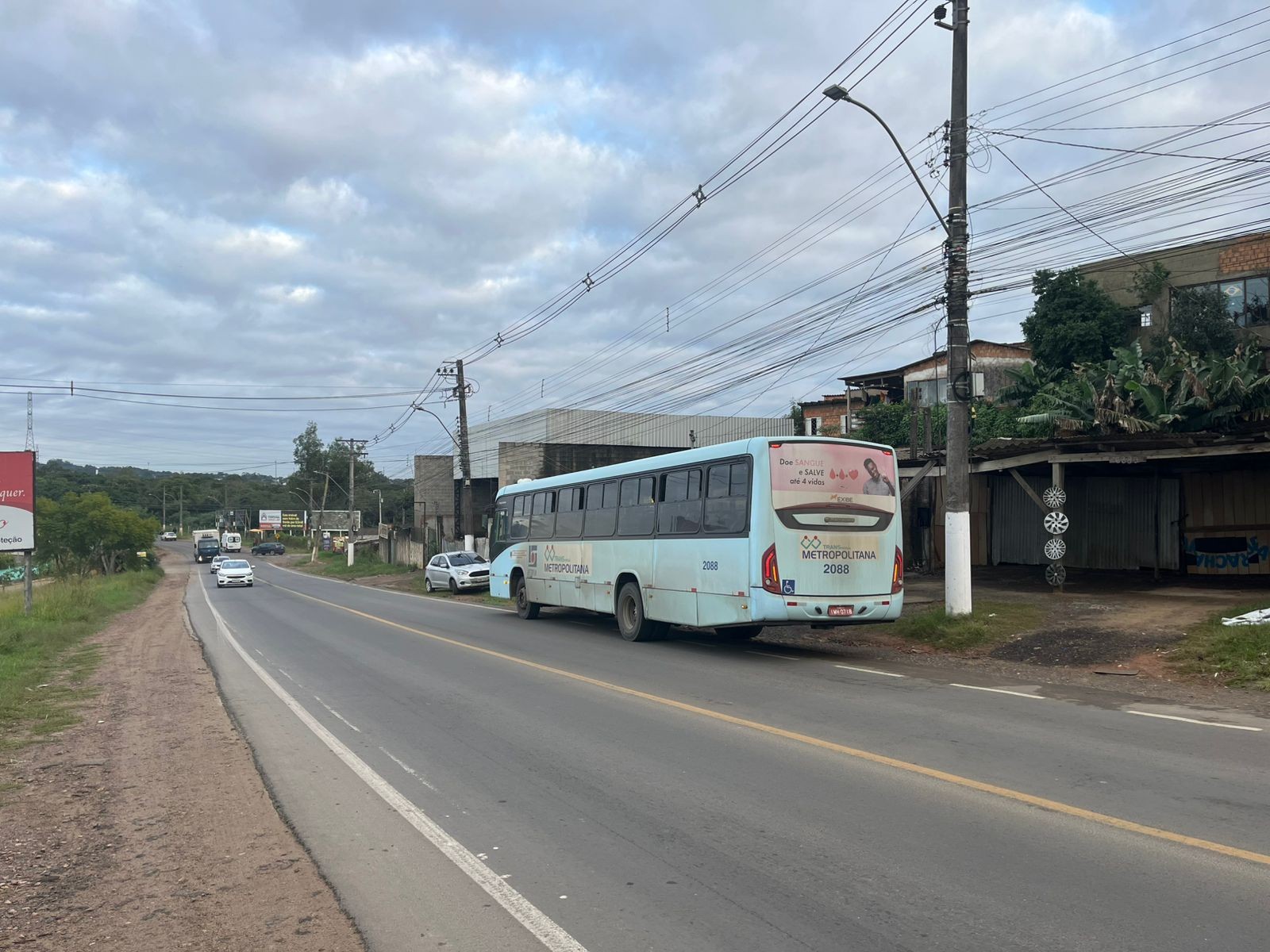 Ciclista de 17 anos se desequilibra, cai em frente a ônibus e morre atropelado em Alvorada, diz polícia