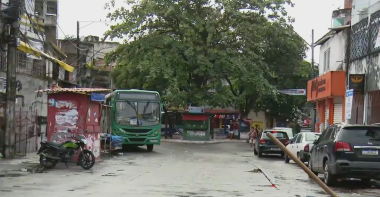 Troca de tiros entre policiais e homens armados termina com delegado e mulher baleados e suspeito morto em Salvador