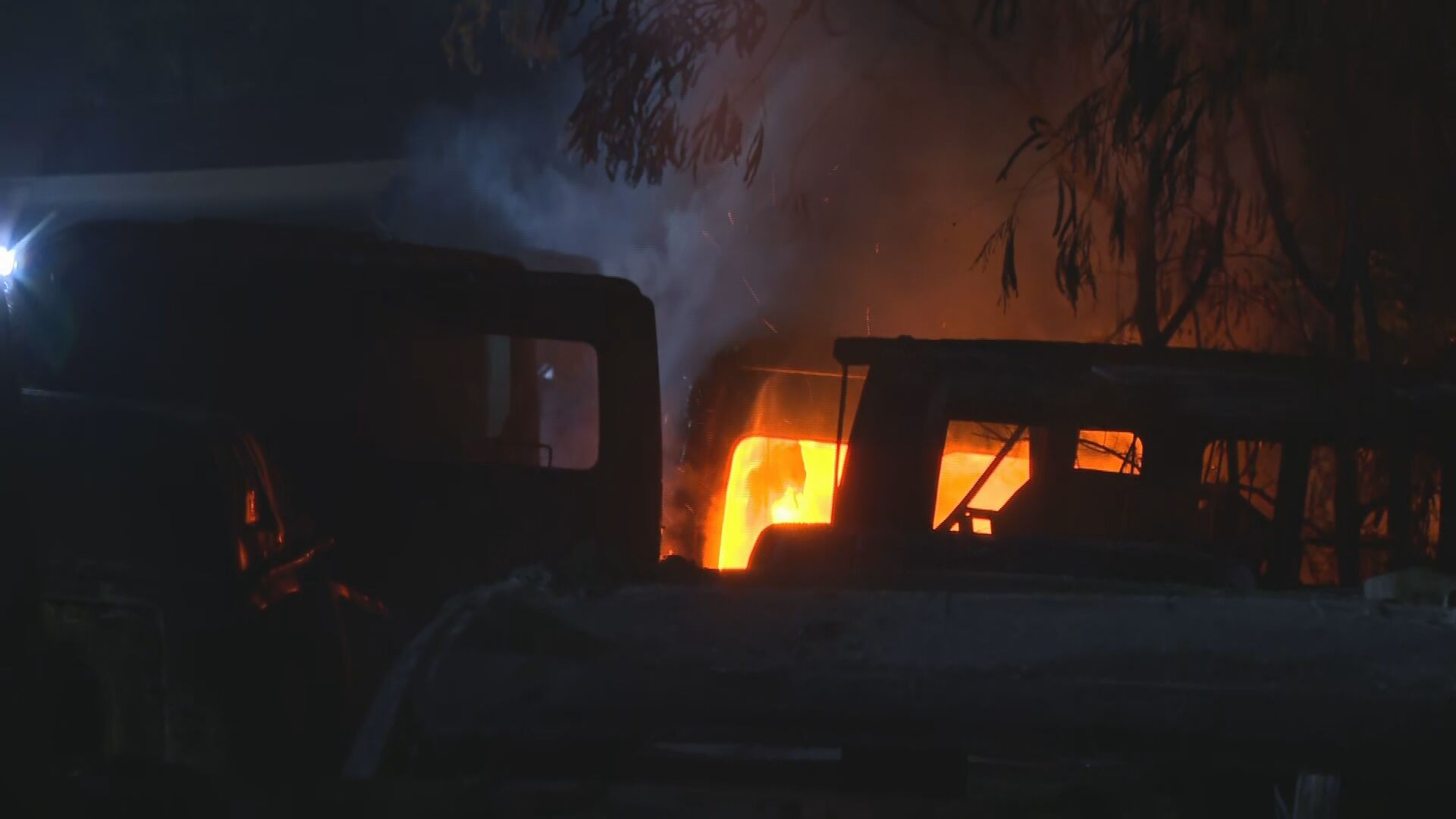Dois incêndios consecutivos em pátio deixam cerca de 20 carros destruídos na Grande BH
