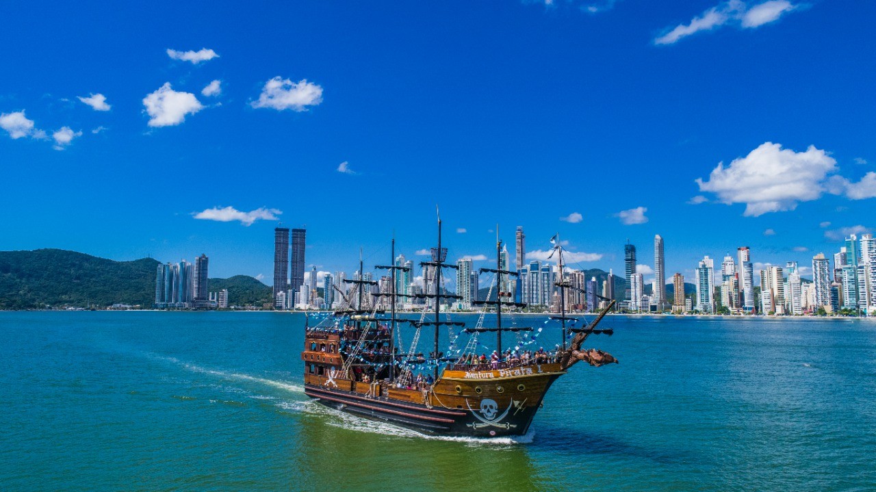VÍDEO: como é o 'barco pirata' que atropelou casal em moto aquática em Balneário Camboriú