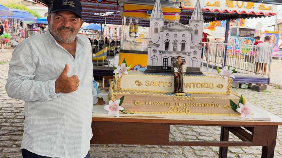 Dono de parque arrematou bolo de Santo Antônio por R$ 50,5 mil em festa de paróquia em Quixeramobim (CE) — Foto: Reprodução