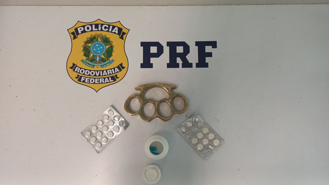 PRF apreende comprimidos de ‘rebite’ e soco-inglês com caminhoneiro na Via Dutra, em Barra Mansa
