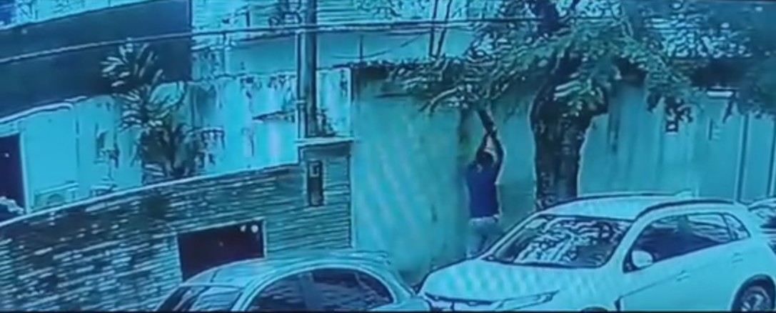 Câmera flagra criminoso matando a pauladas homem em situação de rua que dormia em calçada no Recife; VÍDEO