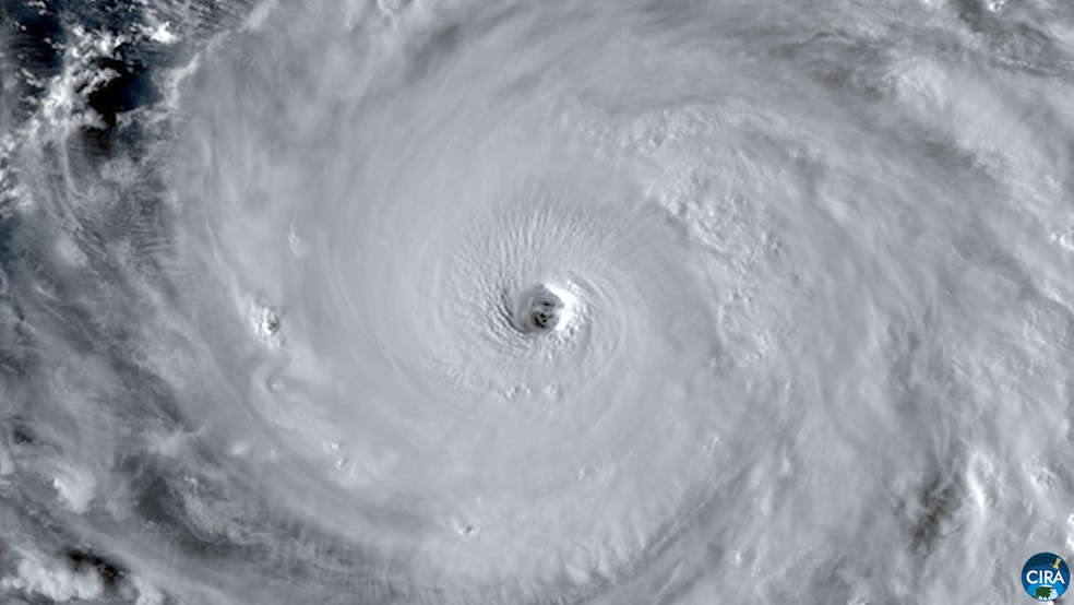 Imagem de satélite mostra o tufão Champi próximo à ilha de Guam, no Oceano Pacífico, antes de se transformar em um supertufão. — Foto: Reprodução/CIRA
