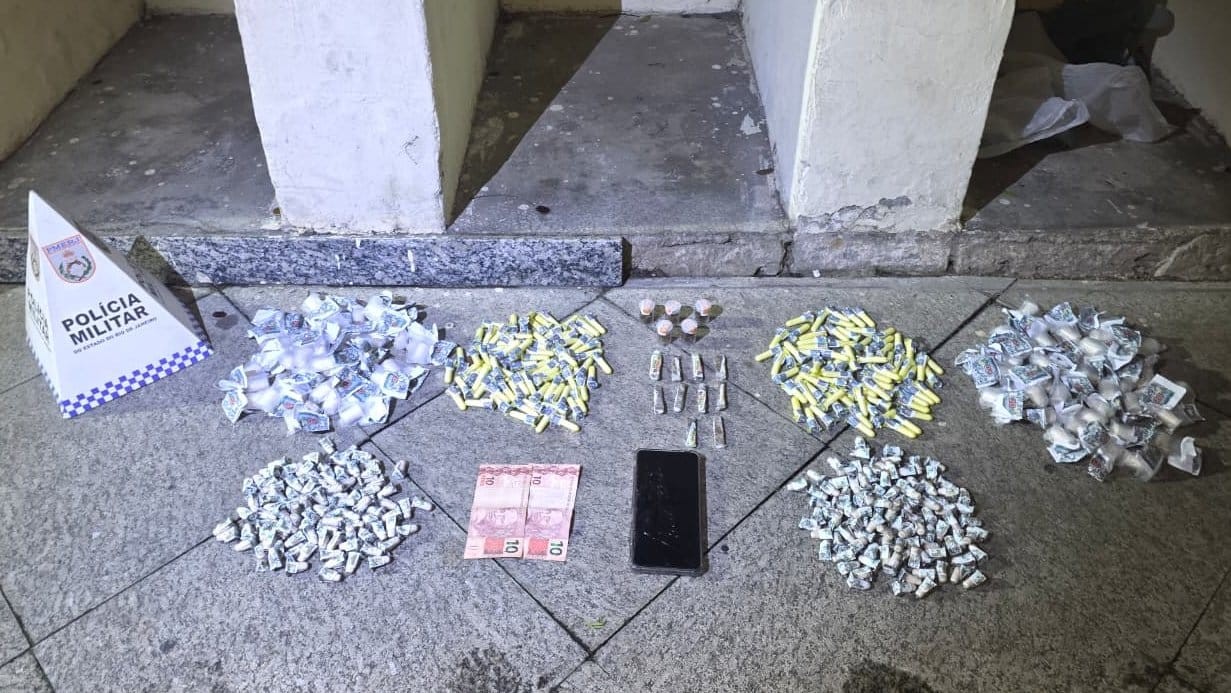 Jovem é preso por suspeita de tráfico de drogas em Resende