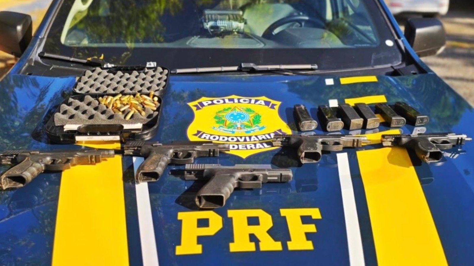 Passageira é presa com cinco armas e munição em ônibus na Grande Fortaleza
