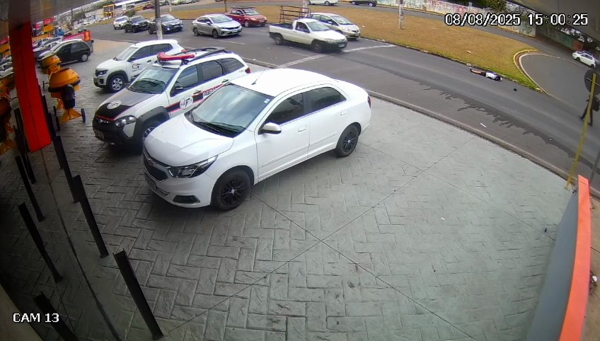 VÍDEO: motociclista avança sinal vermelho e atropela pedestre em Mogi Guaçu