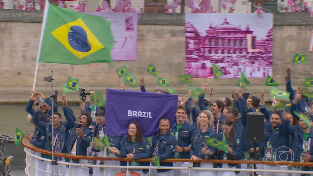 Delega&ccedil;&atilde;o do Brasil na cerim&ocirc;nia de abertura das Olimp&iacute;adas de Paris no Rio Sena &mdash; Foto: Jornal Nacional/ Reprodu&ccedil;&atilde;o
