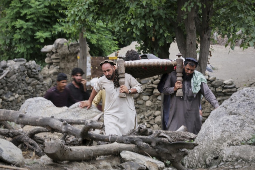 De forma improvisada, homens de vilarejo na província de Kunar, no Afeganistão, carregam corpo de morador ferido por conta de terremoto que atingiu a região, em 1º de setembro de 2025. — Foto: Wahidullah Kakar/ AP