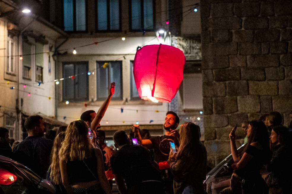 Balão sendo lançado na noite de São João, no Porto — Foto: Miguel Nogueira/Câmara Municipal do Porto