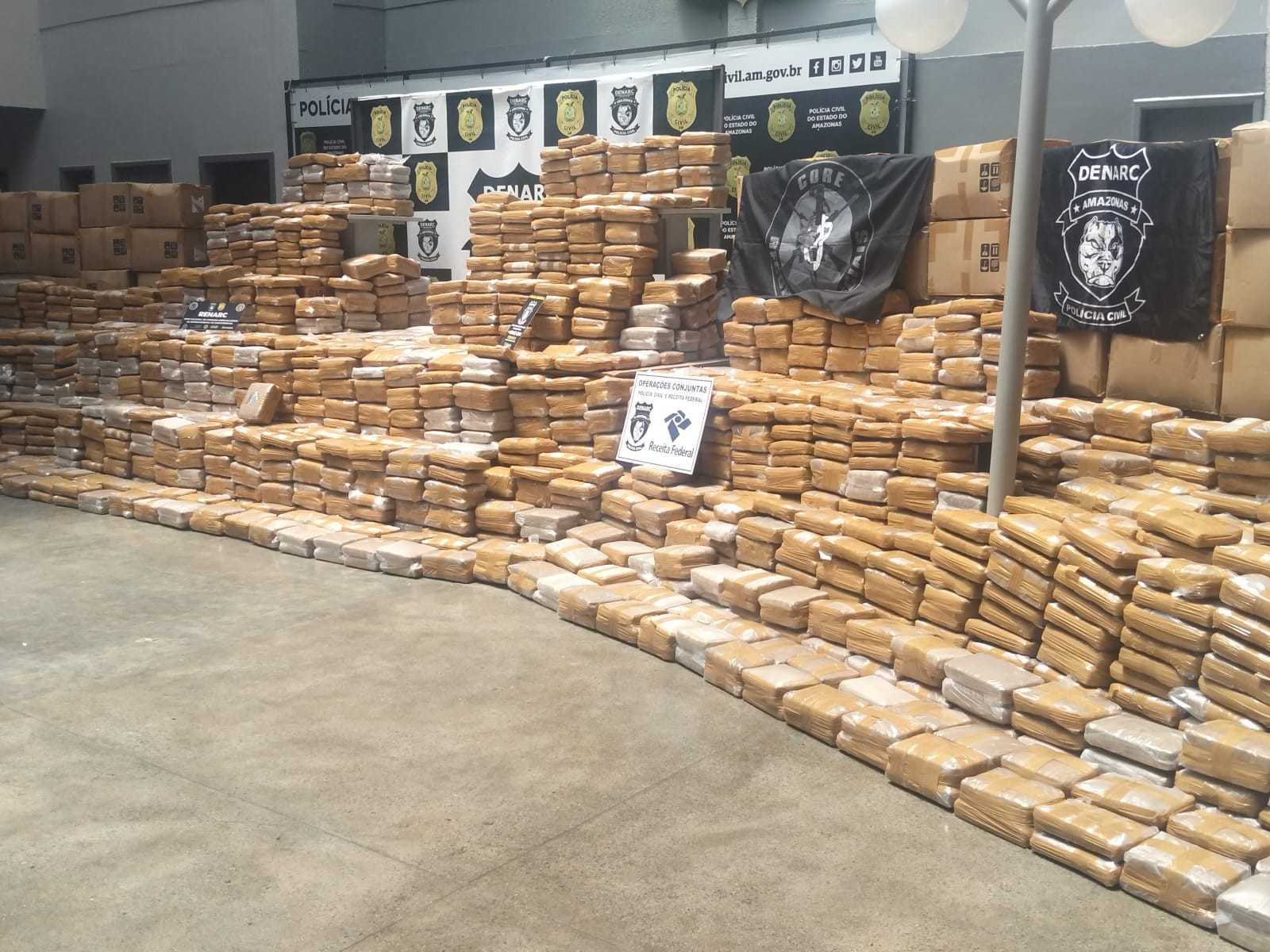 Cerca de 2,5 toneladas de skunk são apreendidas em instituição social no AM; carga iria para outros estados, diz polícia