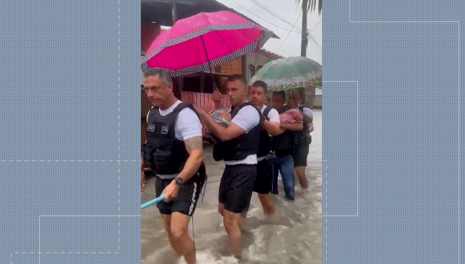 Imagens de drone mostram bebês e criança ilhadas sendo resgatadas durante chuva de 26 horas em Belém