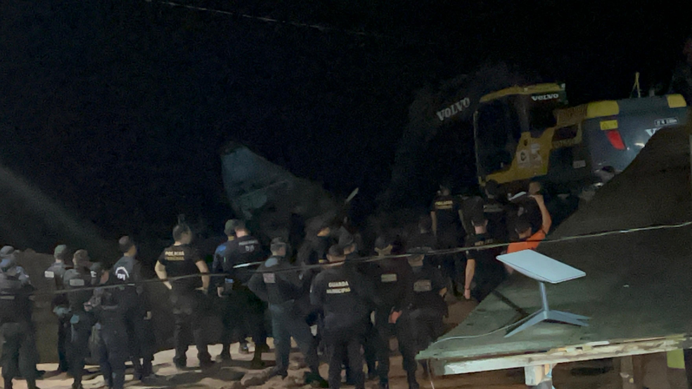 Retroescavadeira foi usada para retirar barco da &aacute;gua em comunidade no litoral do Par&aacute; &mdash; Foto: F&aacute;bia Sep&ecirc;da/TV Liberal