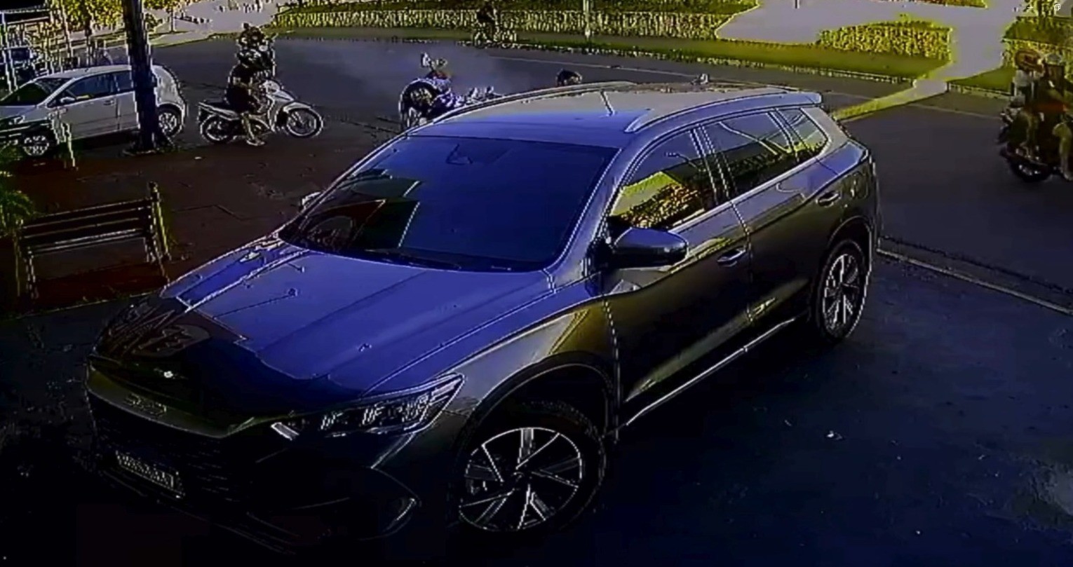 Motociclista morre no hospital após atropelar pedestre e bater em veículo em Campina Grande, na PB; VÍDEO