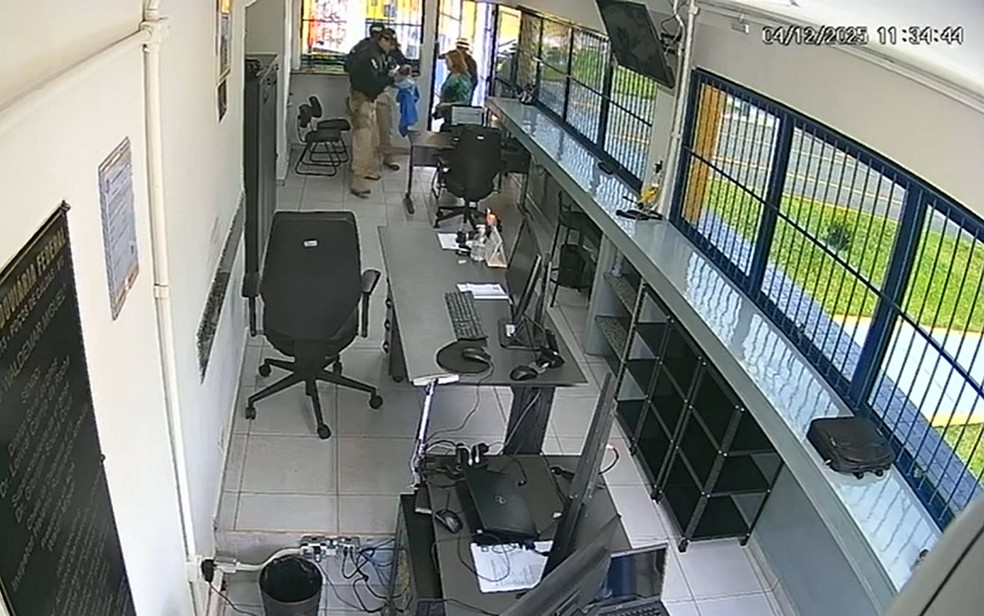 Bebê de 42 dias é salvo por policiais da PRF após engasgo em Laranjeiras de Caldas