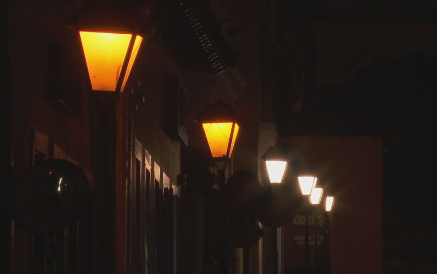 Troca de lâmpadas amarelas por luz branca gera polêmica na cidade de Goiás