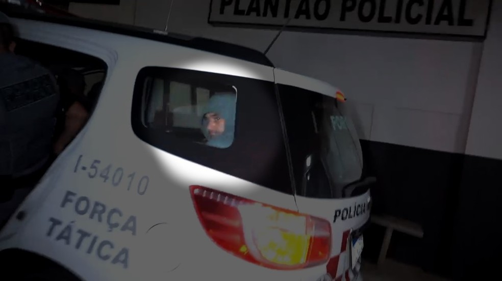 Vídeo mostra momento em que bombeiro suspeito de matar a ex-namorada e filhos dela é preso em Itapeva (SP) — Foto: Itapeva Alerta/Divulgação