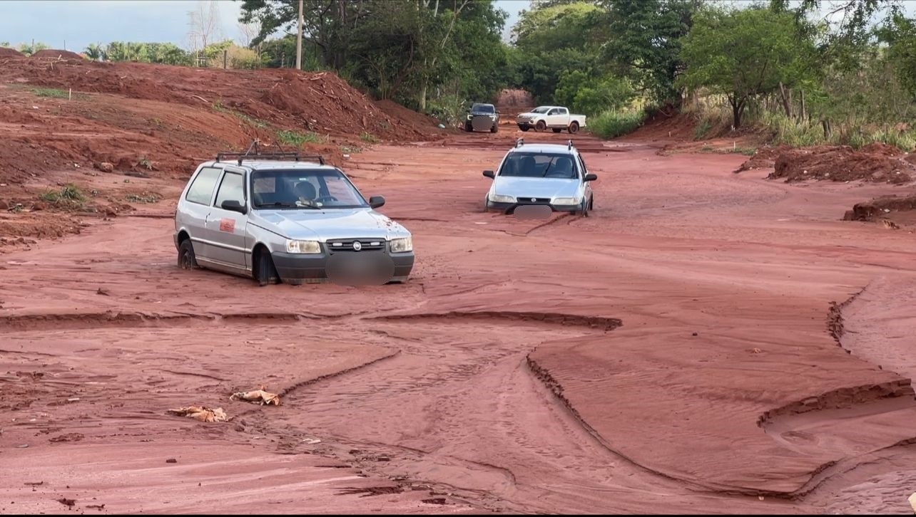 Casas são atingidas por deslizamento de terra durante chuva em Jales e carros ficam atolados em lamaçal