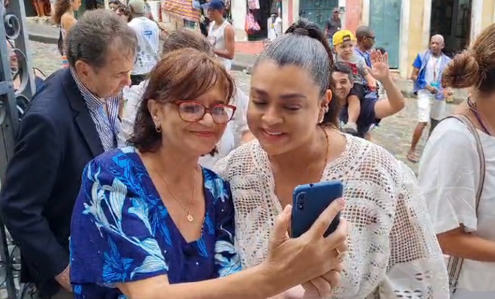 Fabíola Gomes Passos, de 58 anos, está fazendo tratamento contra o câncer e encontrou Preta Gil durante missa em Salvador — Foto: Malu Vieira/g1