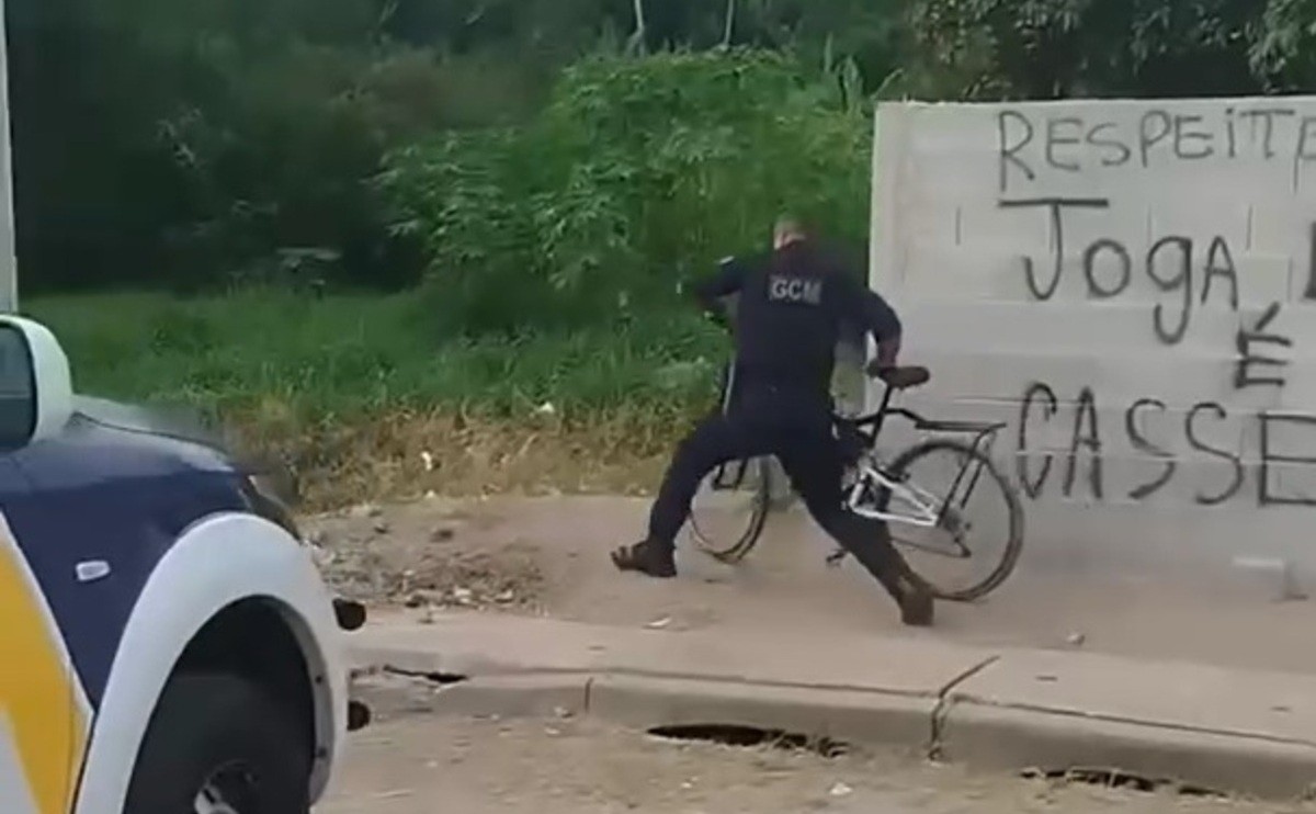 Vídeo mostra GCM jogando bicicleta de entregador em córrego em Mogi das Cruzes