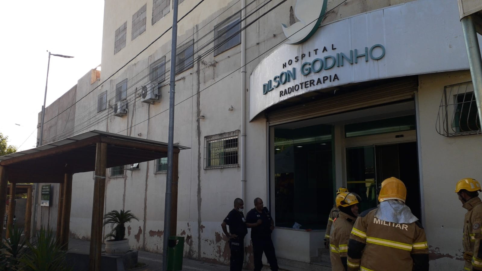 Princípio de incêndio atinge sala de radioterapia do Hospital Dilson Godinho e pacientes são evacuados 