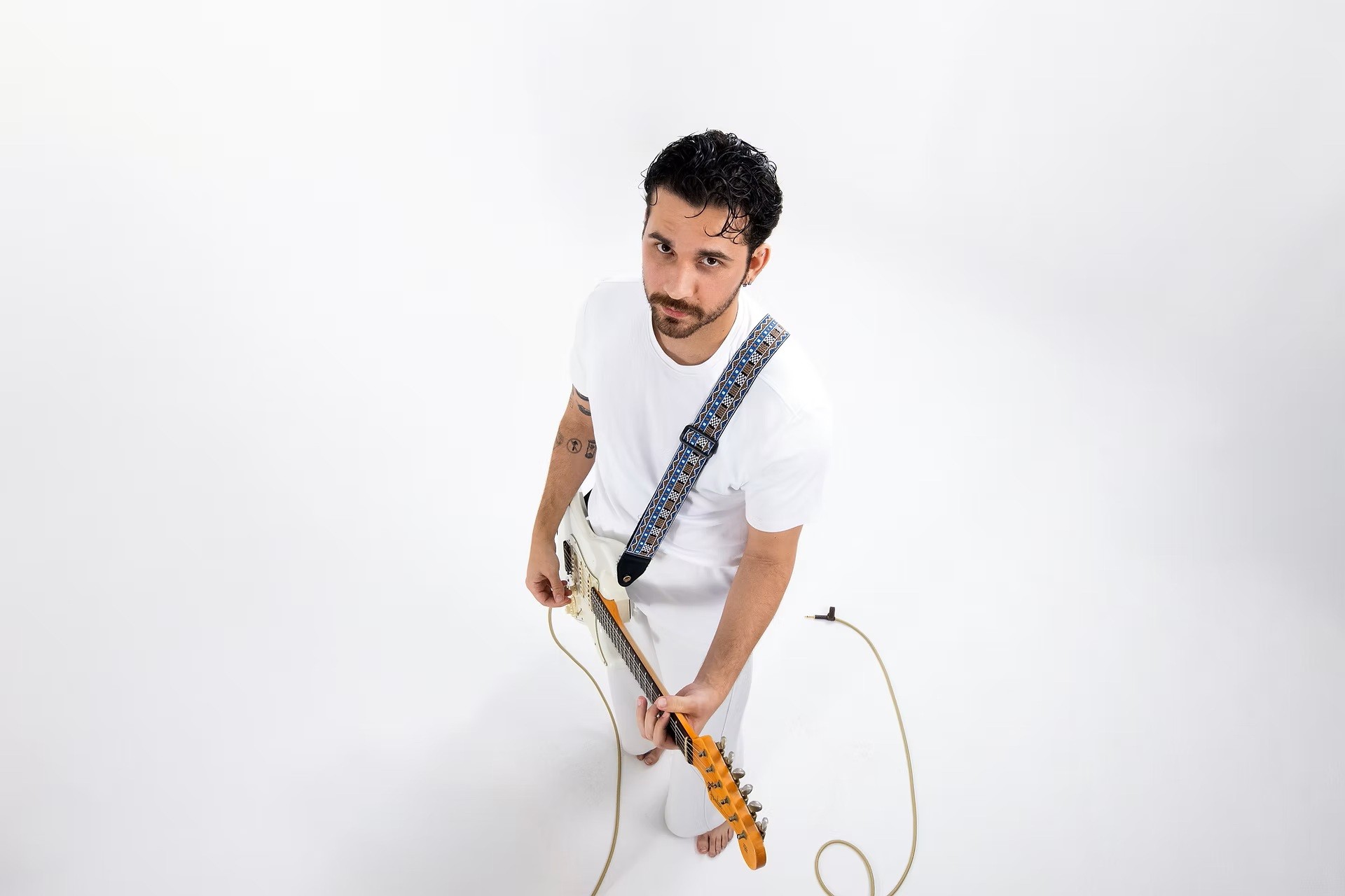 Inquieto, Gustavo Mioto incursiona pelo rock em álbum em que tenta ir além do desgastado padrão da música sertaneja