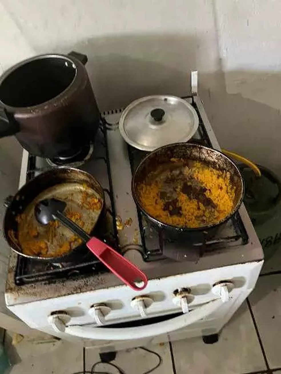 Comida estragada foi encontrada nas panelas. — Foto: Polícia Civil/MS