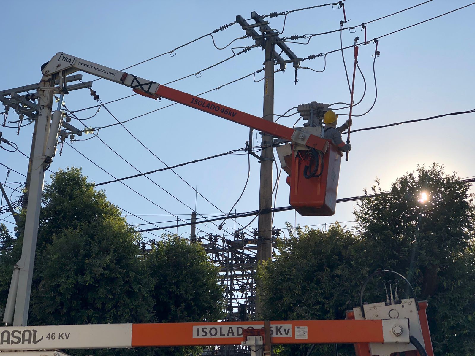 Cabos de rede elétrica rompem e deixam grande parte do centro de Governador Valadares sem luz