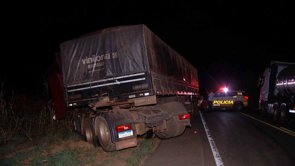 Carreta envolvida no acidente parou no acostamento — Foto: TV Anhanguera/Reprodução