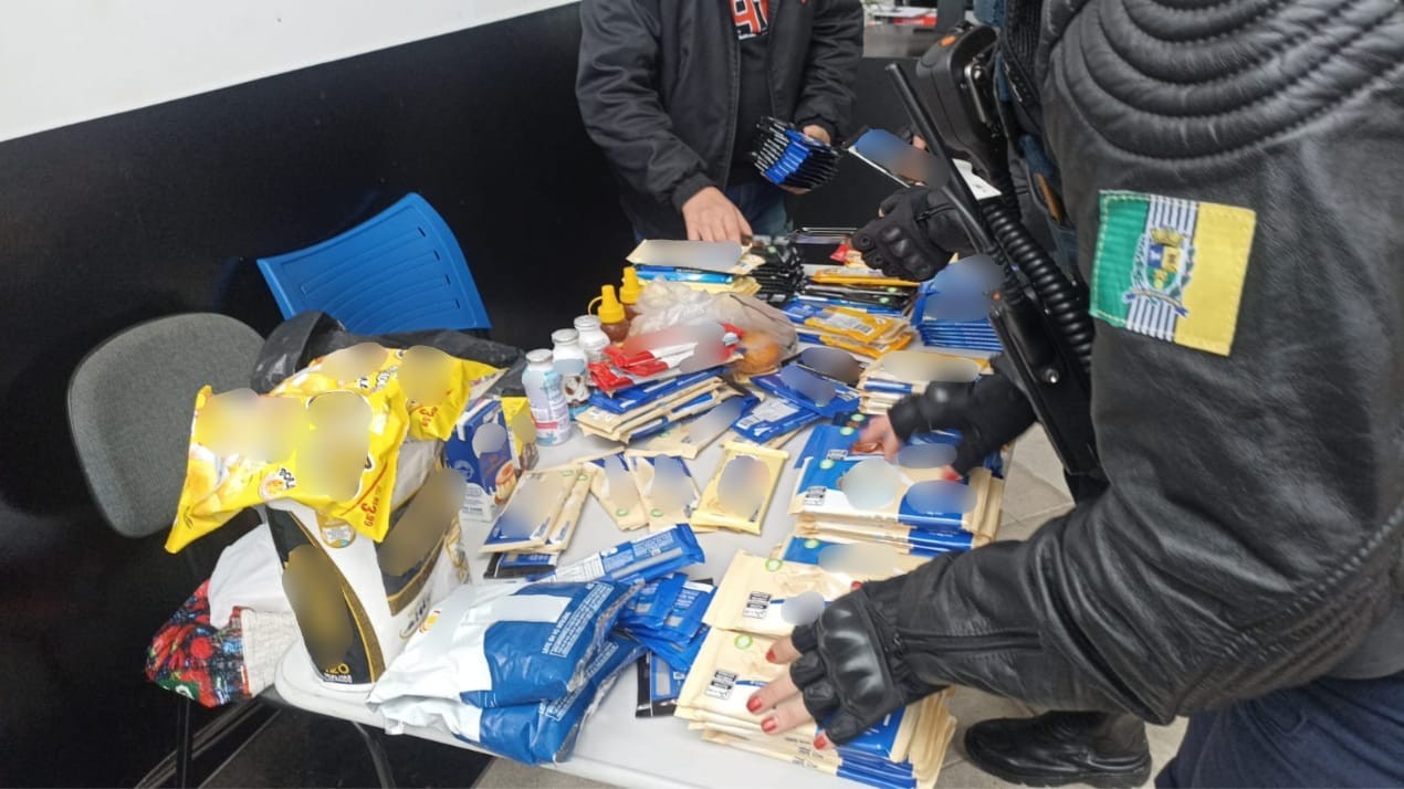 Homem é preso por furtar barras de chocolate e produtos alimentícios de mercado em Boituva