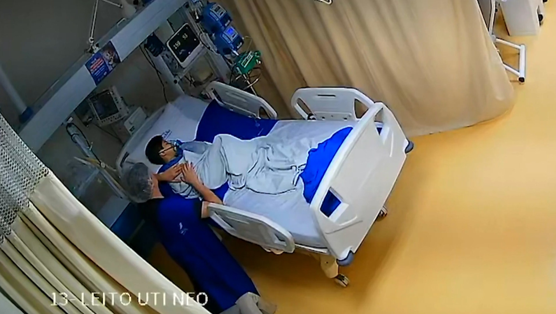 Imagens de hospital mostram pai de Benício ajoelhado até o último momento com o filho: 'Falava com ele e rezava'