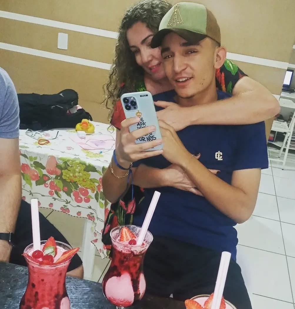 'No meu coração não cabe tanta felicidade': professora que alfabetizou João Gomes se emociona ao falar do cantor