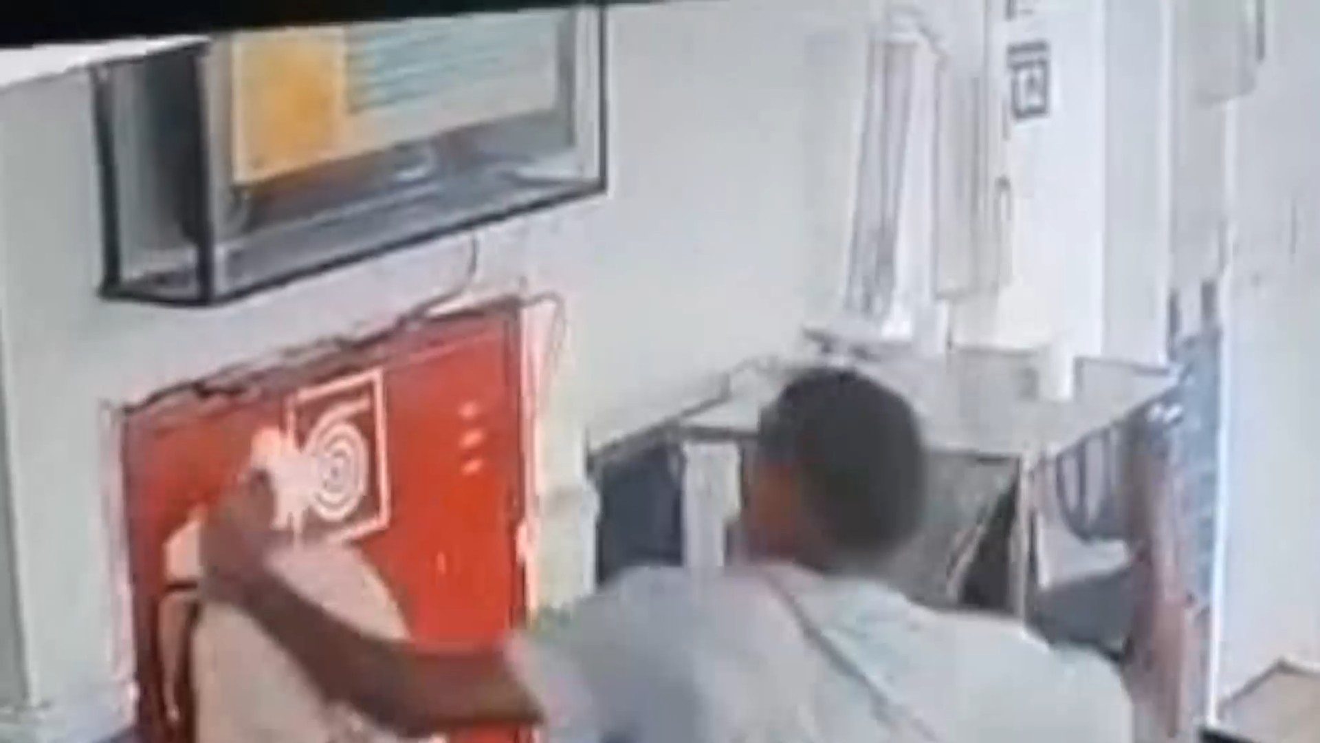 VÍDEO: jovem invade consultório e quebra equipamentos em PA de Vitória