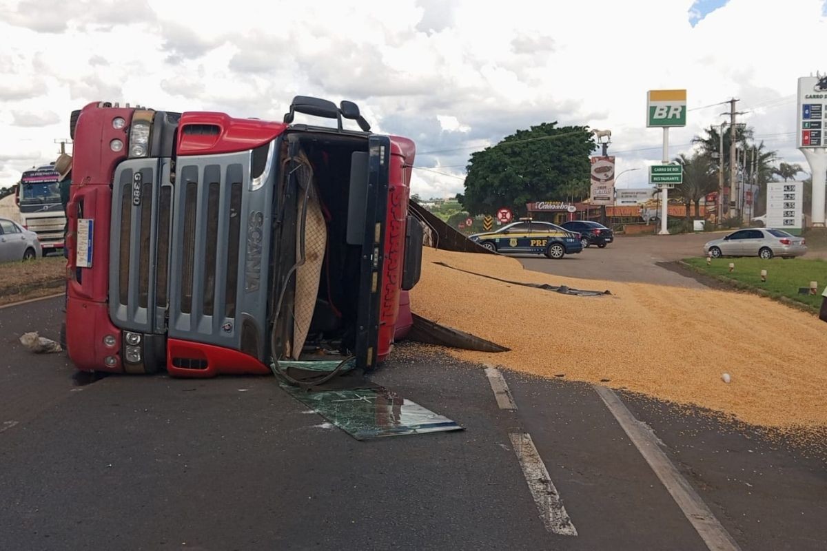 Tombamento de caminhão com 38 toneladas de milho provoca desvio e lentidão na BR-376, no PR