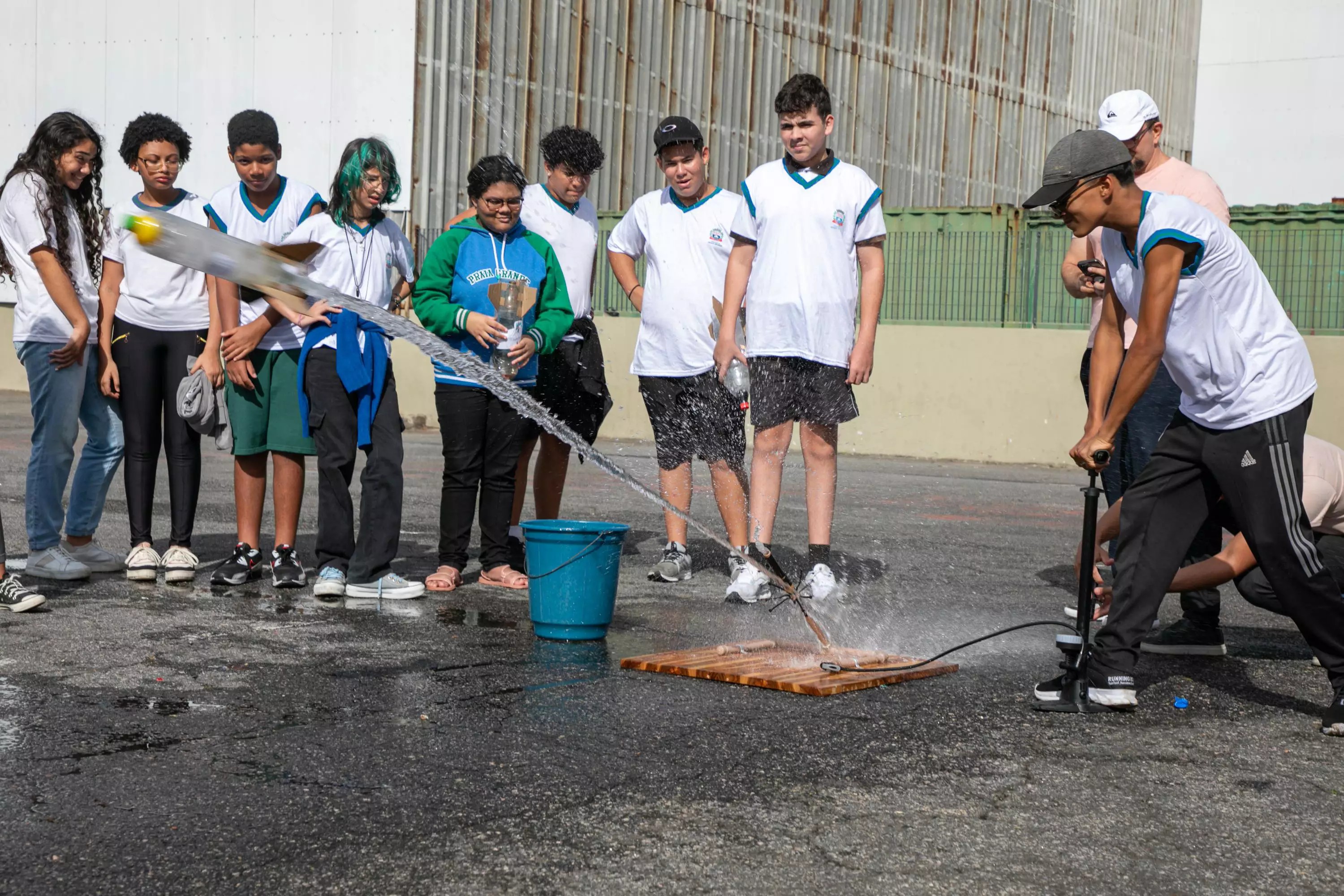 Estudantes de Praia Grande, SP, constroem e lançam protótipos de foguetes que podem ultrapassar 200 metros de distância