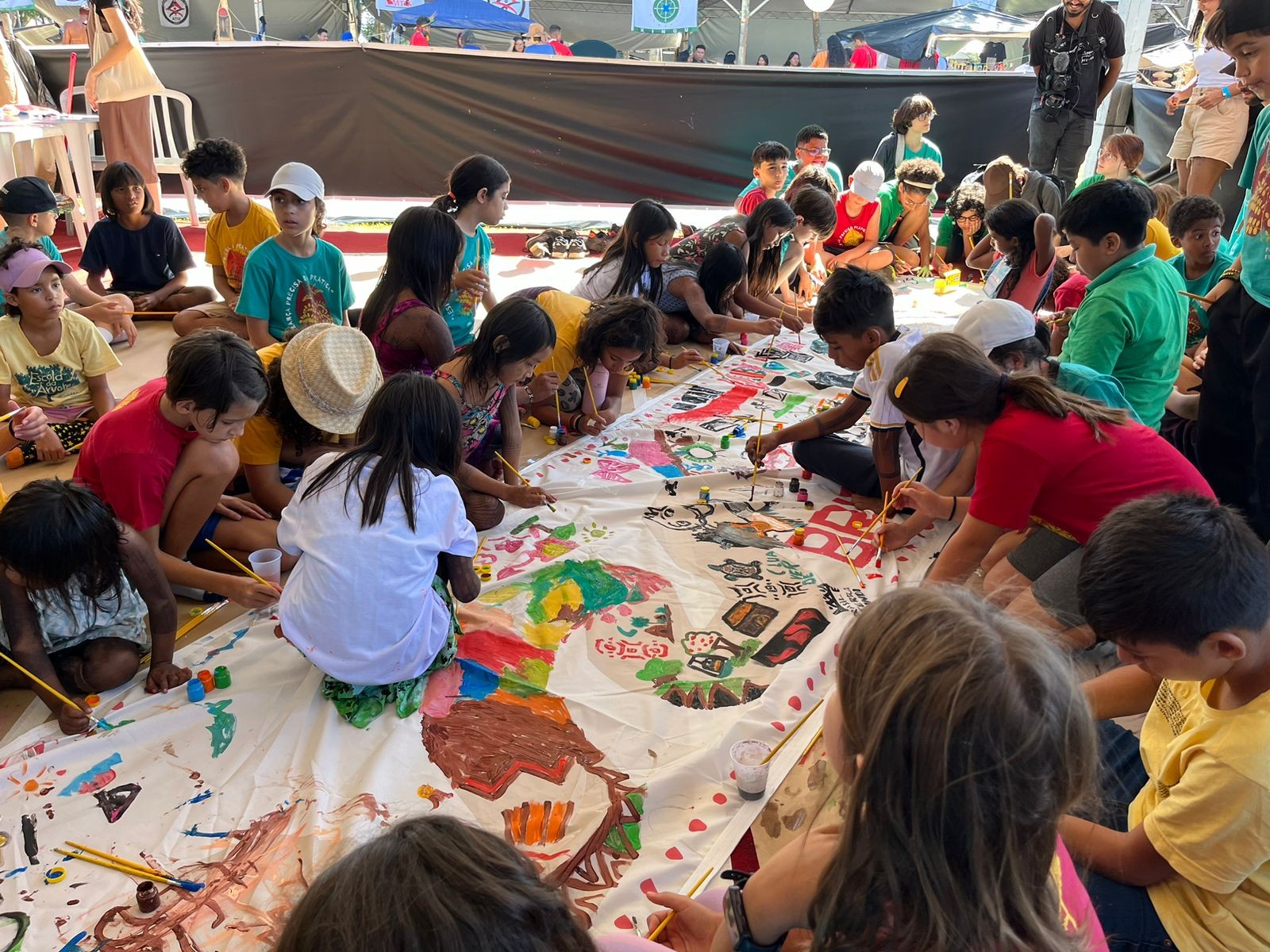 Crianças pintam faixa no Cafi Parentinho