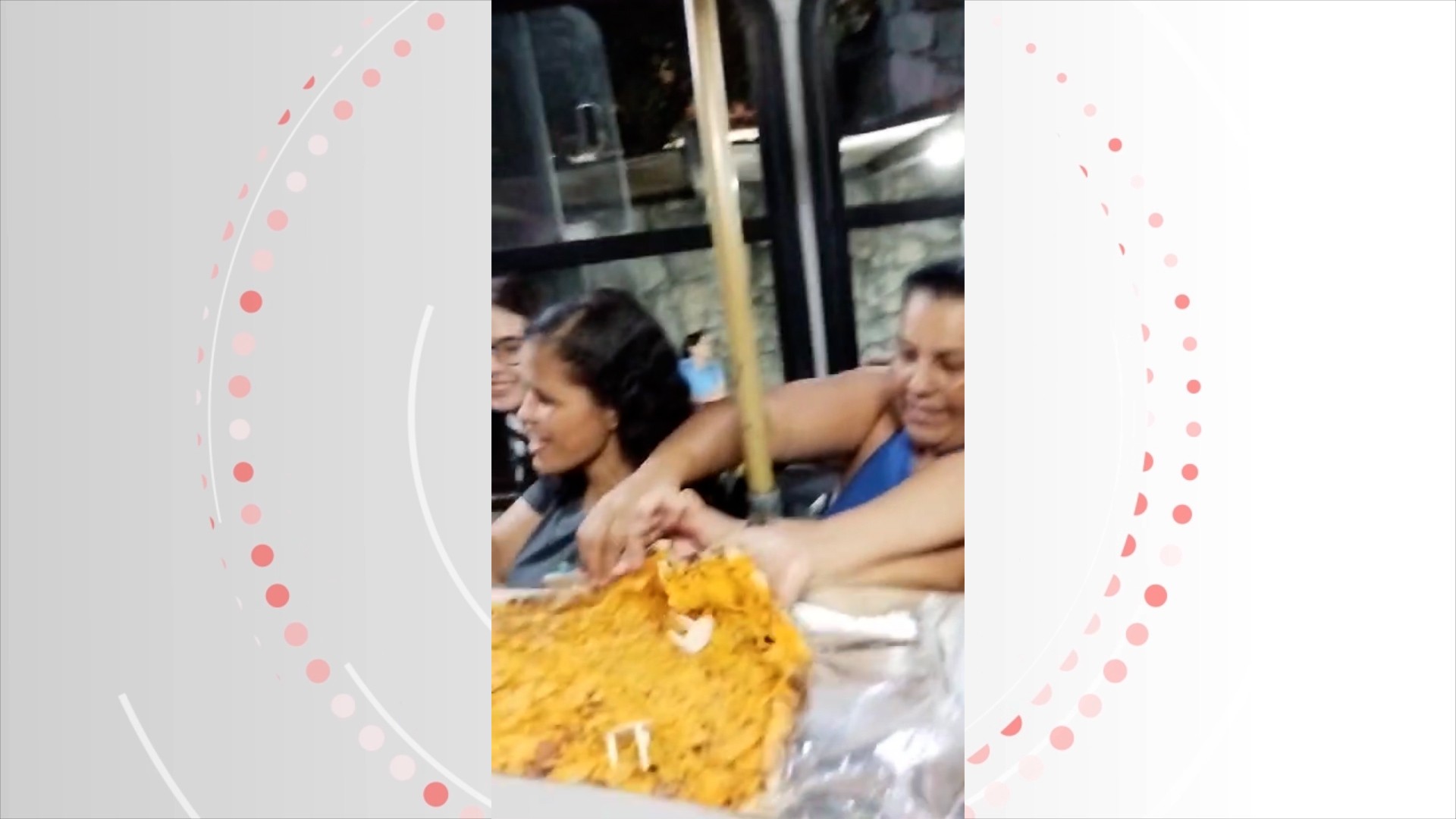 VÍDEO: pizzas são entregues dentro de ônibus em Maceió: 'É aqui mesmo!'