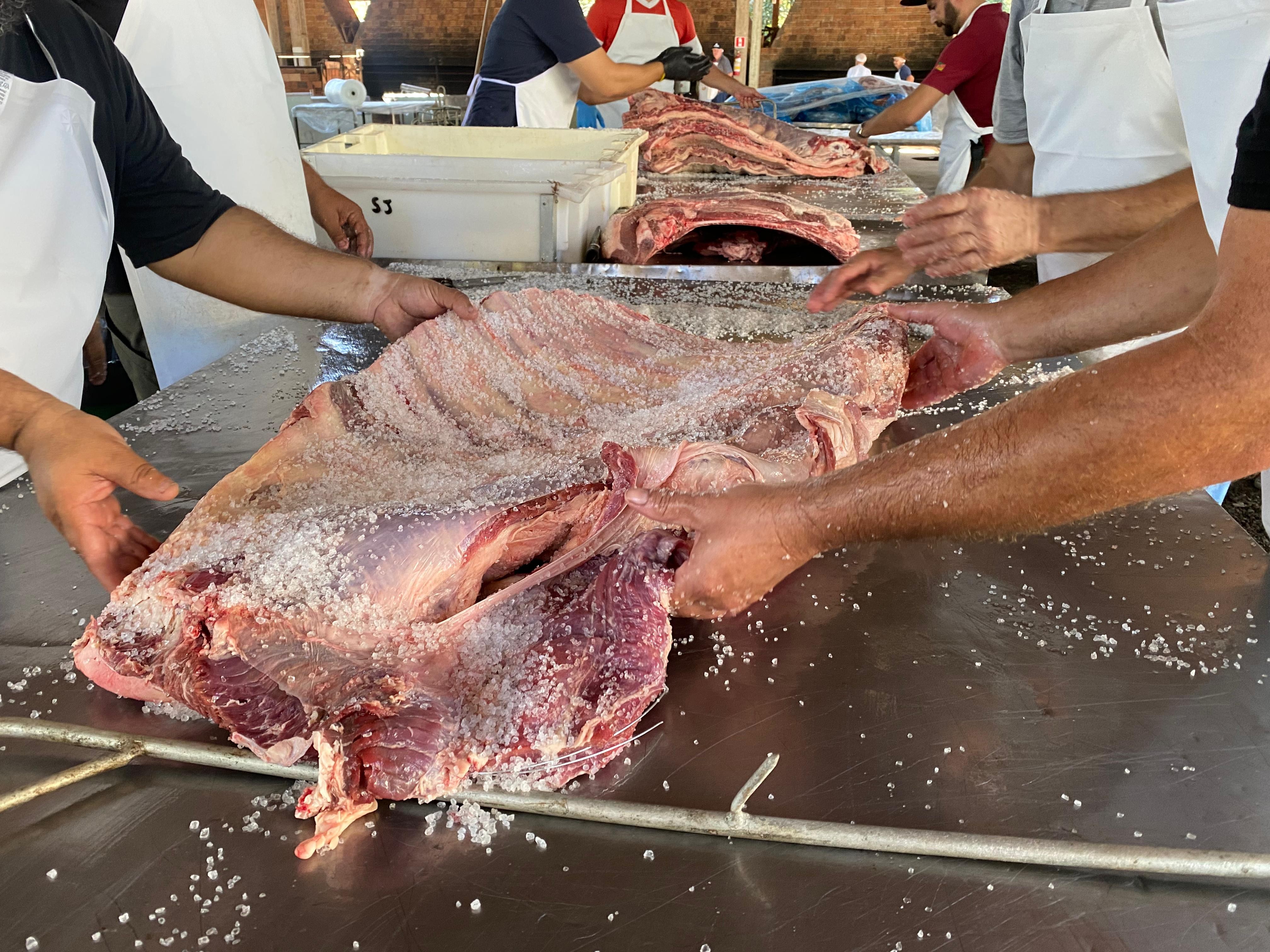 Festa do Trabalhador de Cascavel assa 14 toneladas de carne nesta quarta (1º)