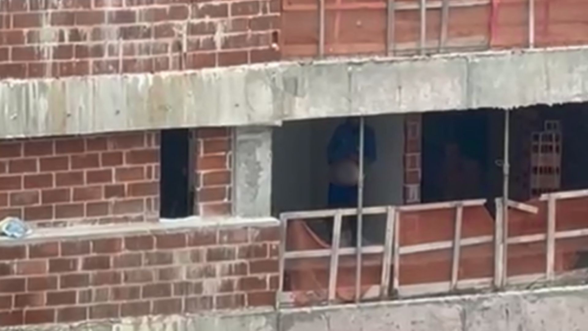 Funcionário de obra é filmado se masturbando em prédio em construção e mulher denuncia importunação sexual; VÍDEO