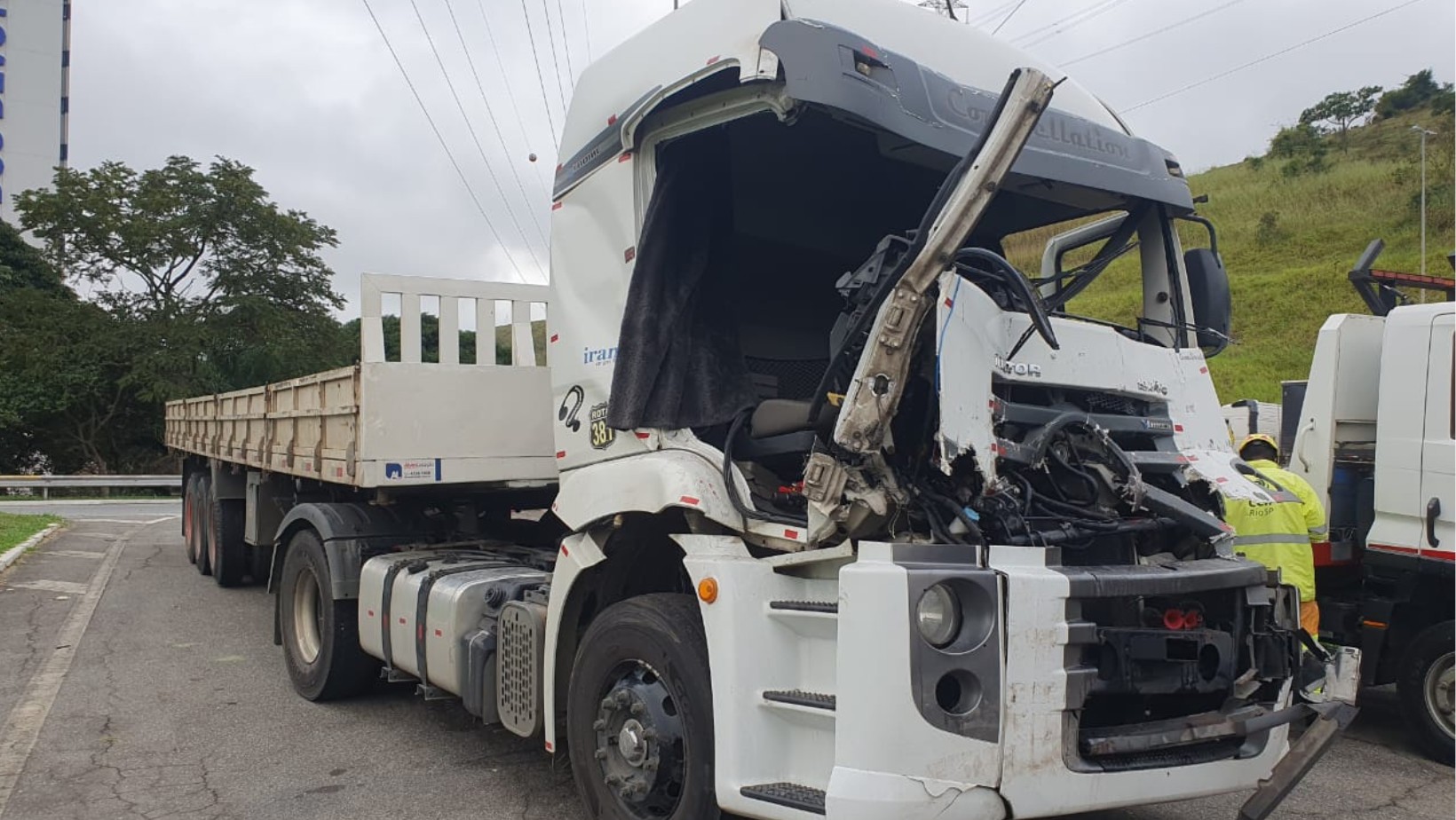 Acidente entre carretas deixa um ferido e causa congestionamento de 10 km na Dutra, em Lorena