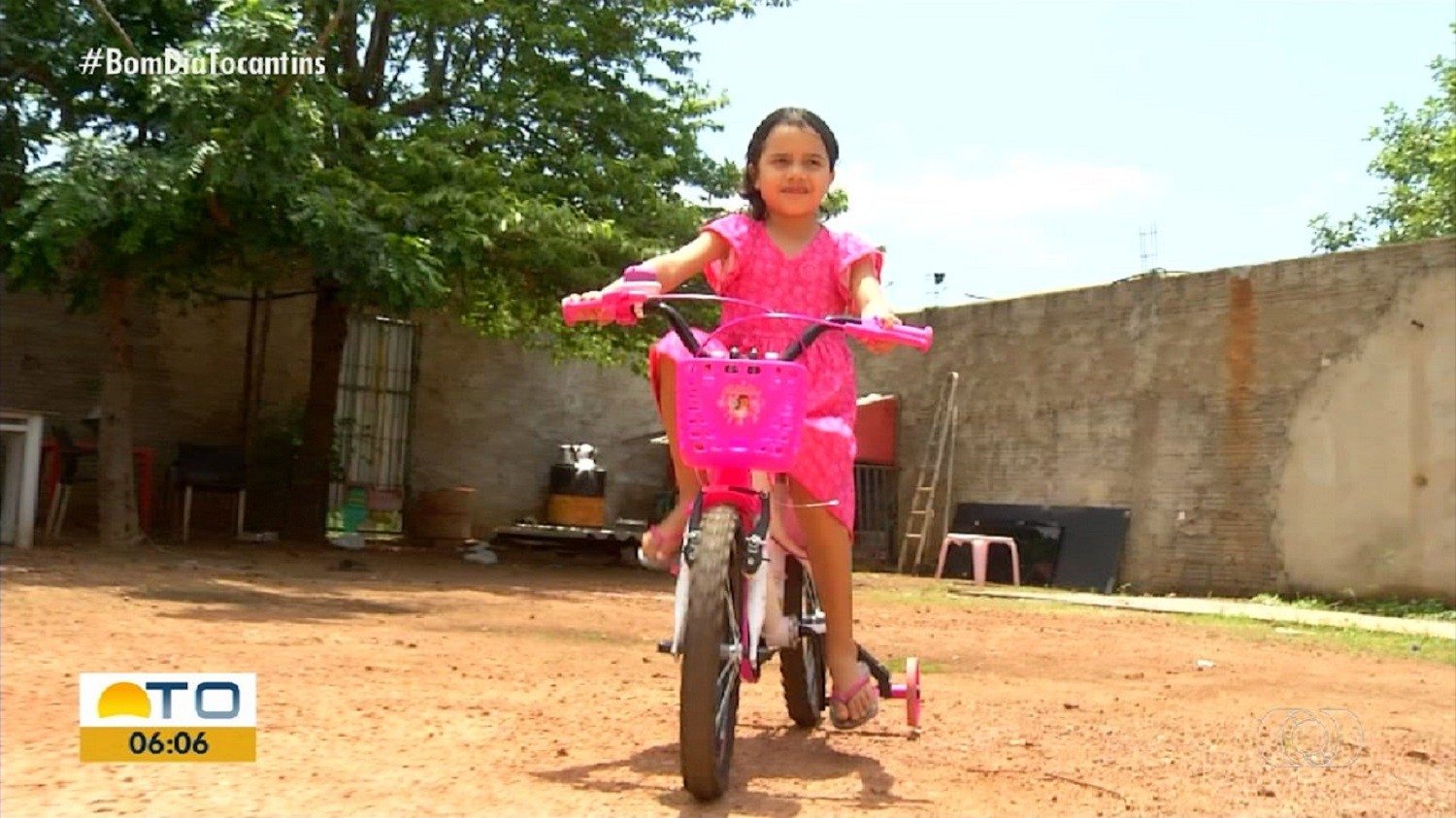 Menina que levou tiro na cabeça volta a brincar e andar de bicicleta: 'Um grande milagre ', diz mãe