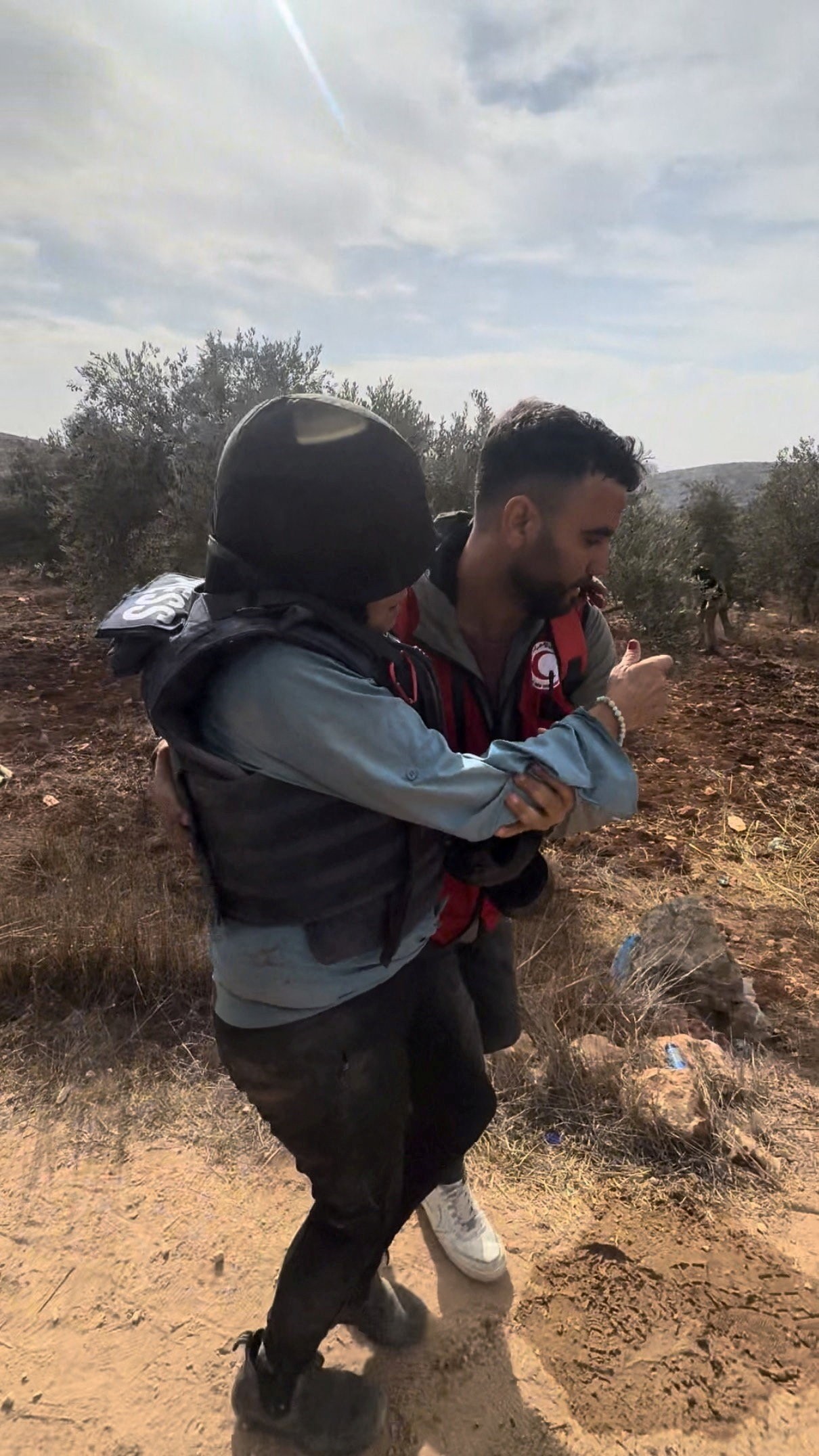 VÍDEO: jornalista dos EUA é agredida por colonos israelenses na Cisjordânia