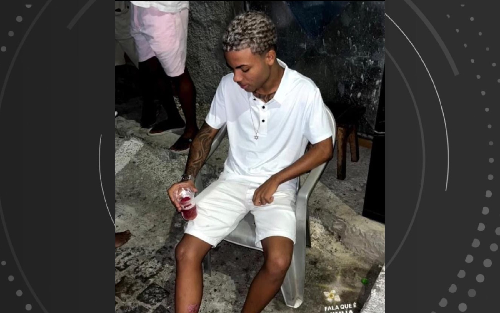 Adolescente de 17 anos é morto a tiros dentro de barbearia na Bahia; dois homens ficaram feridos