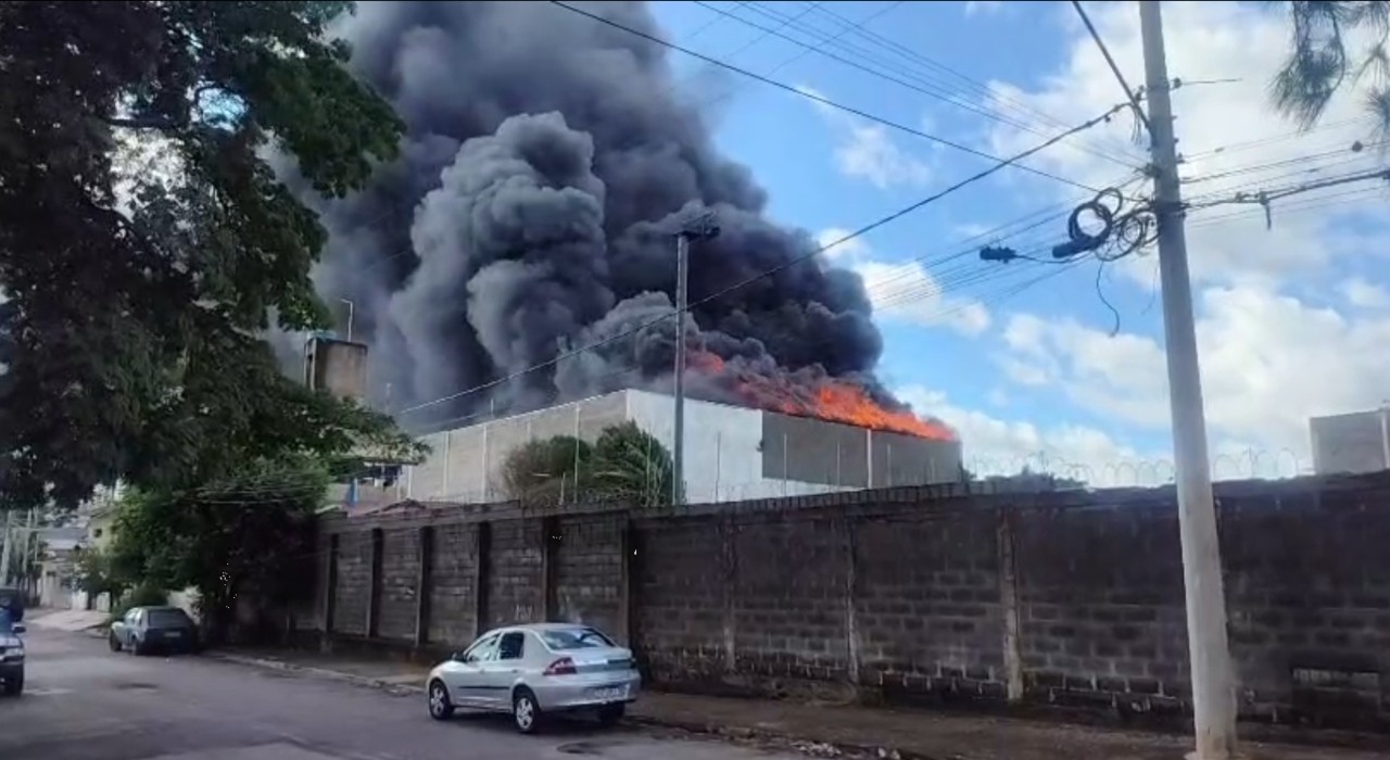 Incêndio de grandes proporções atinge galpão em Sorocaba; nuvem de fumaça assusta moradores