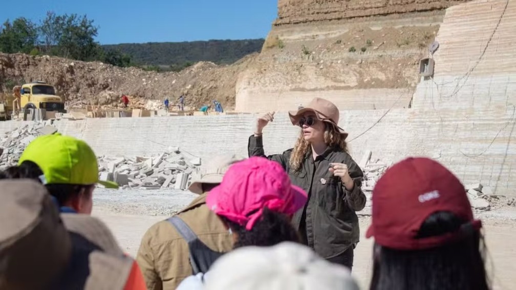 A paleontóloga Flaviana Lima faz visitas ao Geopark Araripe com alunos da graduação e pós-graduação — Foto: Arquivo pessoal