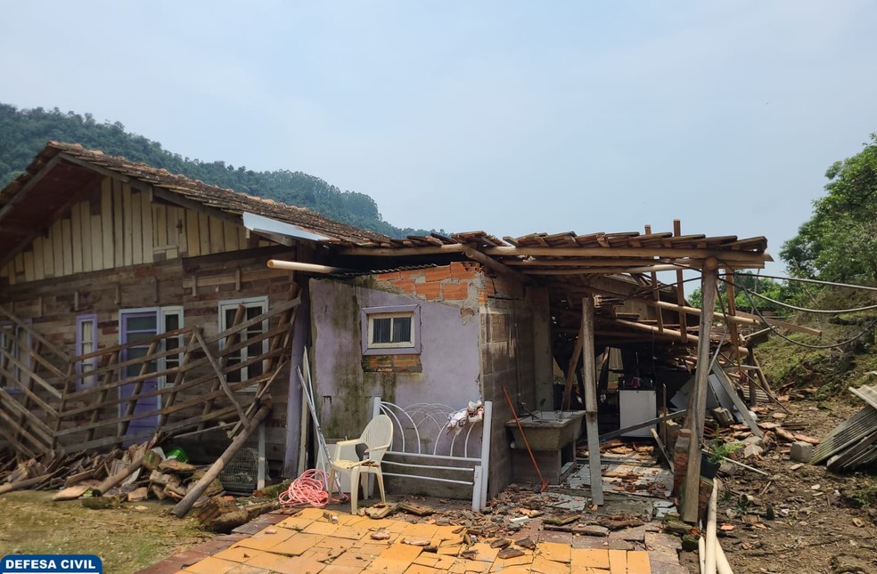 Movimentação de terra causa rachaduras na terra e moradores deixam área em SC — Foto: Prefeitura de Vidal Ramos/Divulgação