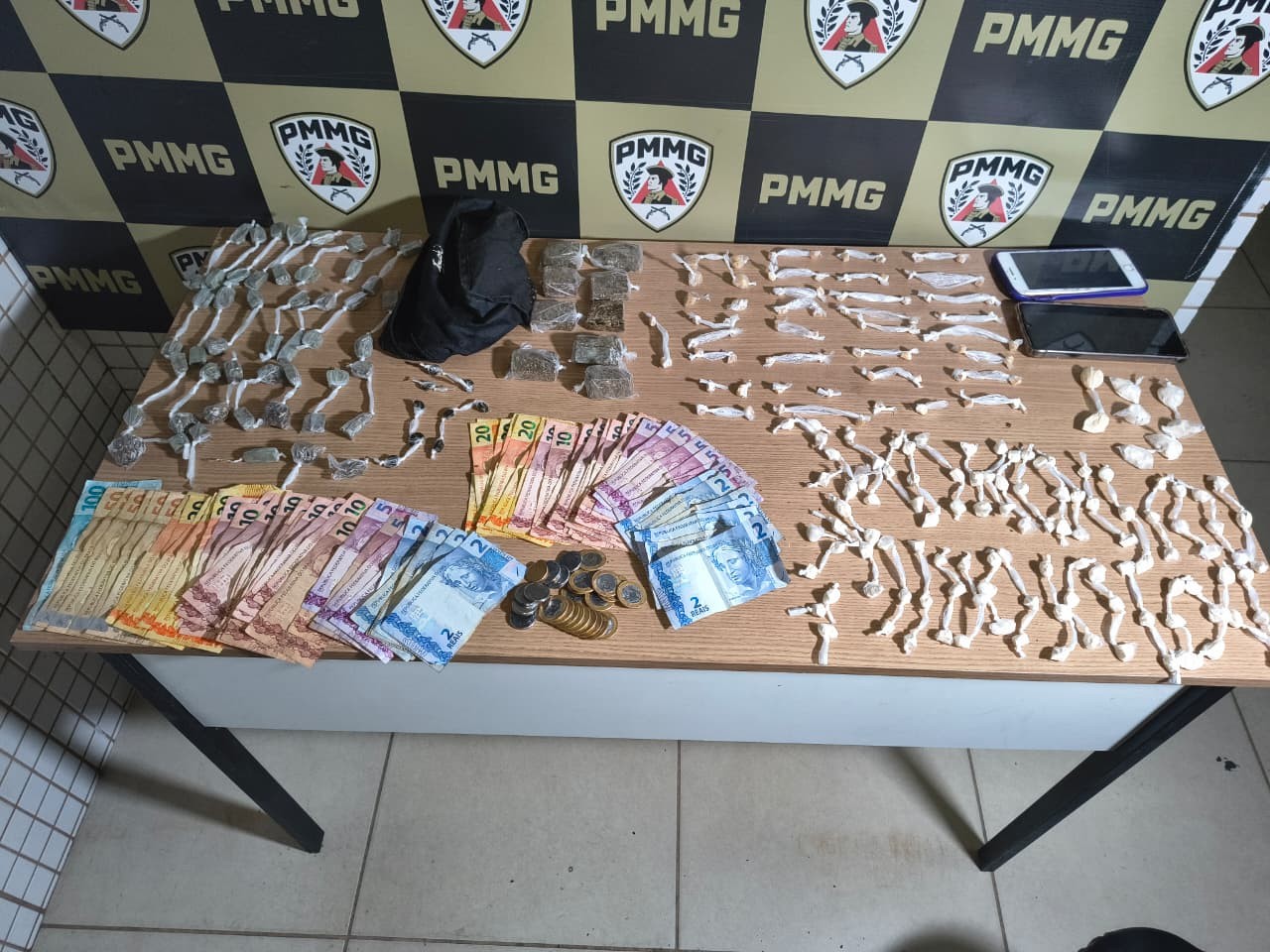 Drogas são encontradas escondidas sob telha durante operação em Caratinga