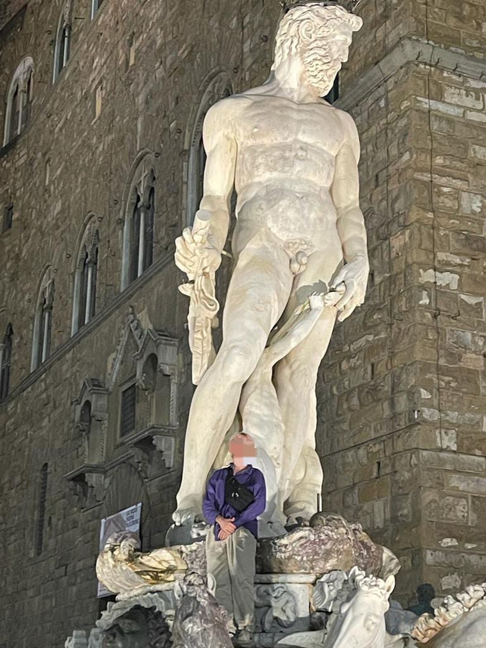 Foto de turista que danificou estátua de Netuno em Florença — Foto: Reprodução/@DarioNardella