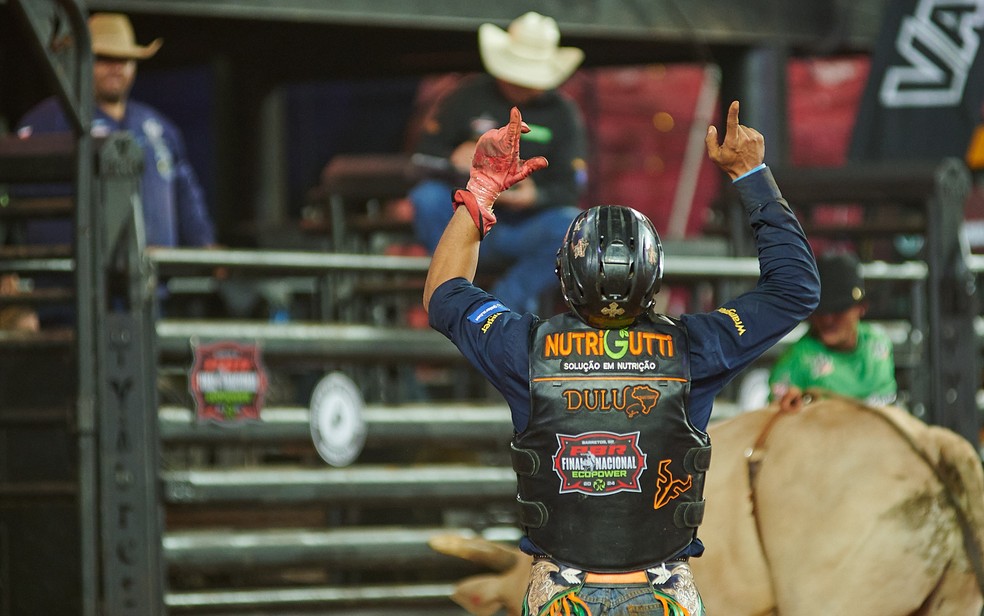 Competidor comemora nota na final do campeonato brasileiro da PBR na Festa do Peão de Barretos 2024 — Foto: Érico Andrade/g1